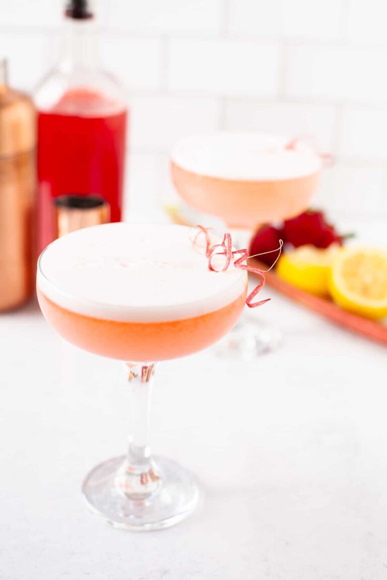 Refreshing Rhubarb Cocktail with Gin