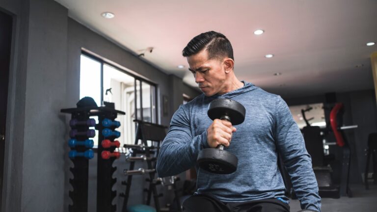 Hammer Curls vs. Biceps Curls: The Battle for Larger Arms