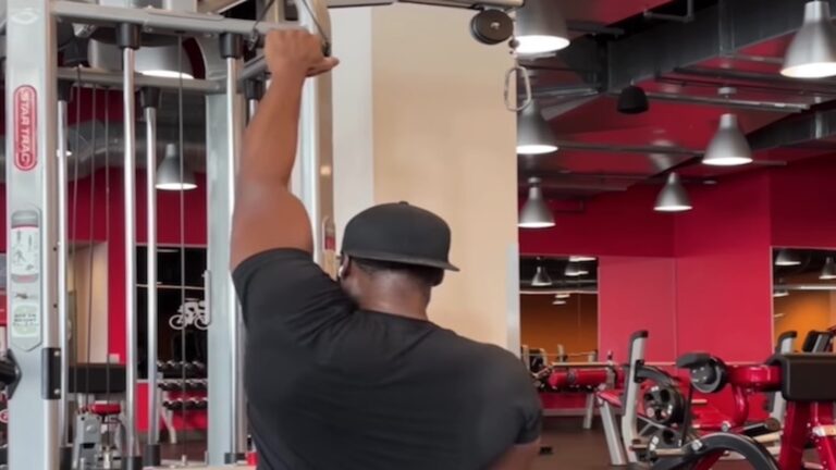 Learn how to Do the Single-Arm Lat Pulldown for Back and Biceps Gains