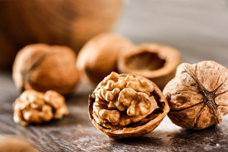 What’s the impact of consuming walnuts on the dietary intake of total polyphenols?