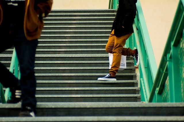 Women Tend To Get Dangerous On Stairs; Researchers Discover Behaviors In Young Adults That Result In Fall